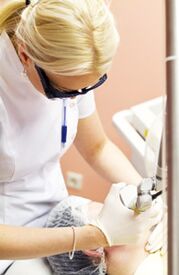 Un médico realiza un procedimiento de fototermólisis.