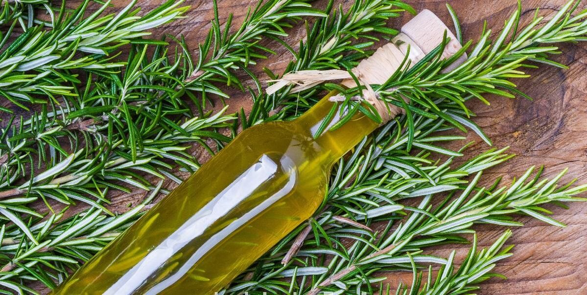 Aceite de romero para tratar la piel grasa
