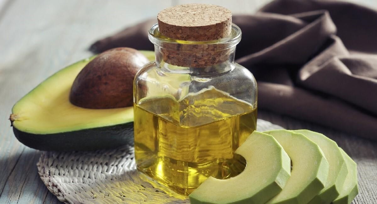 El aceite de aguacate elimina las manchas de la edad y las pecas.