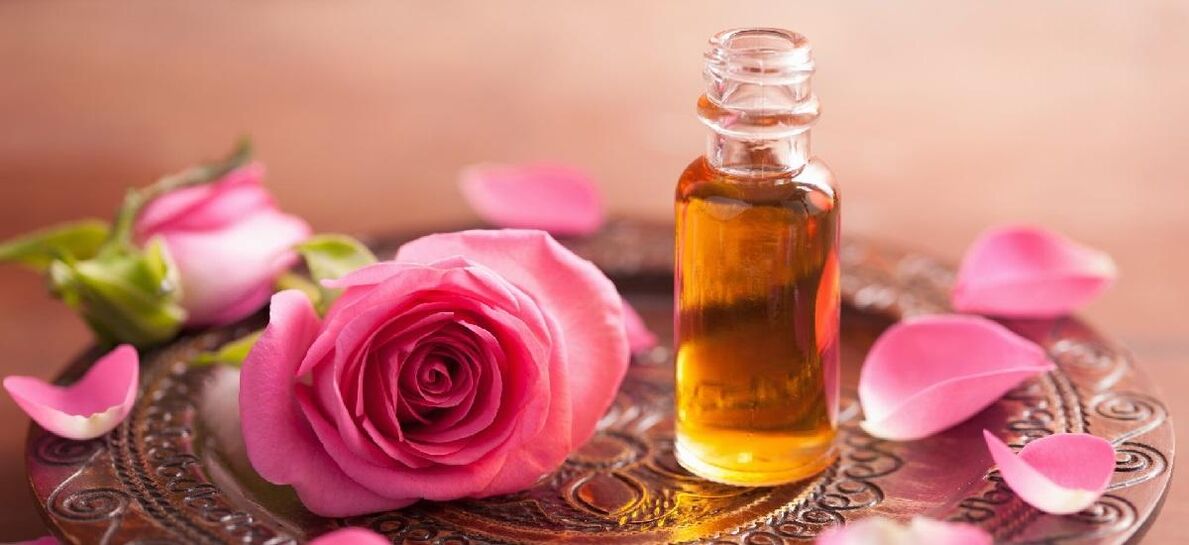 El aceite de rosa suaviza las arrugas
