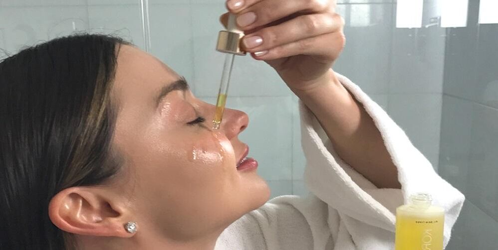 Utilice aceite para el rejuvenecimiento facial.