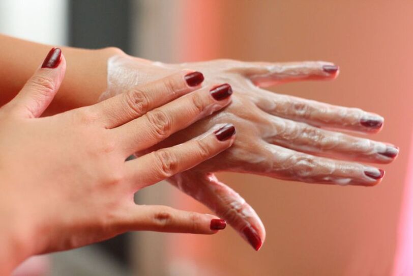 Aplicar la crema en las manos para rejuvenecer la piel. 
