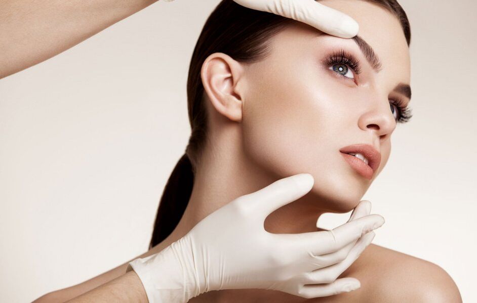 los cosmetólogos examinan la piel del rostro antes del rejuvenecimiento